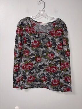 Absolutely famous gray camo rose long sleeve v neck top XL Floral Boho Cozy